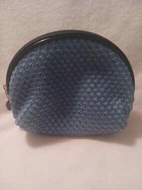 NWOT Teal and Black Honeycomb Estee Lauder Makeup Bag